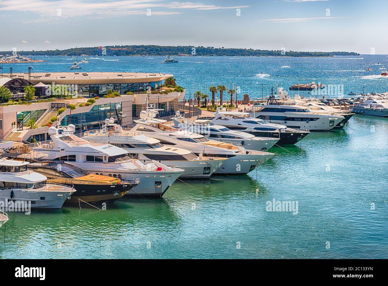 Blick auf Luxusyachten des Vieux Port im Viertel Le Suquet, Stadtzentrum und alten Hafen von Cannes, Cote d'Azur, Frankreich Stockfoto