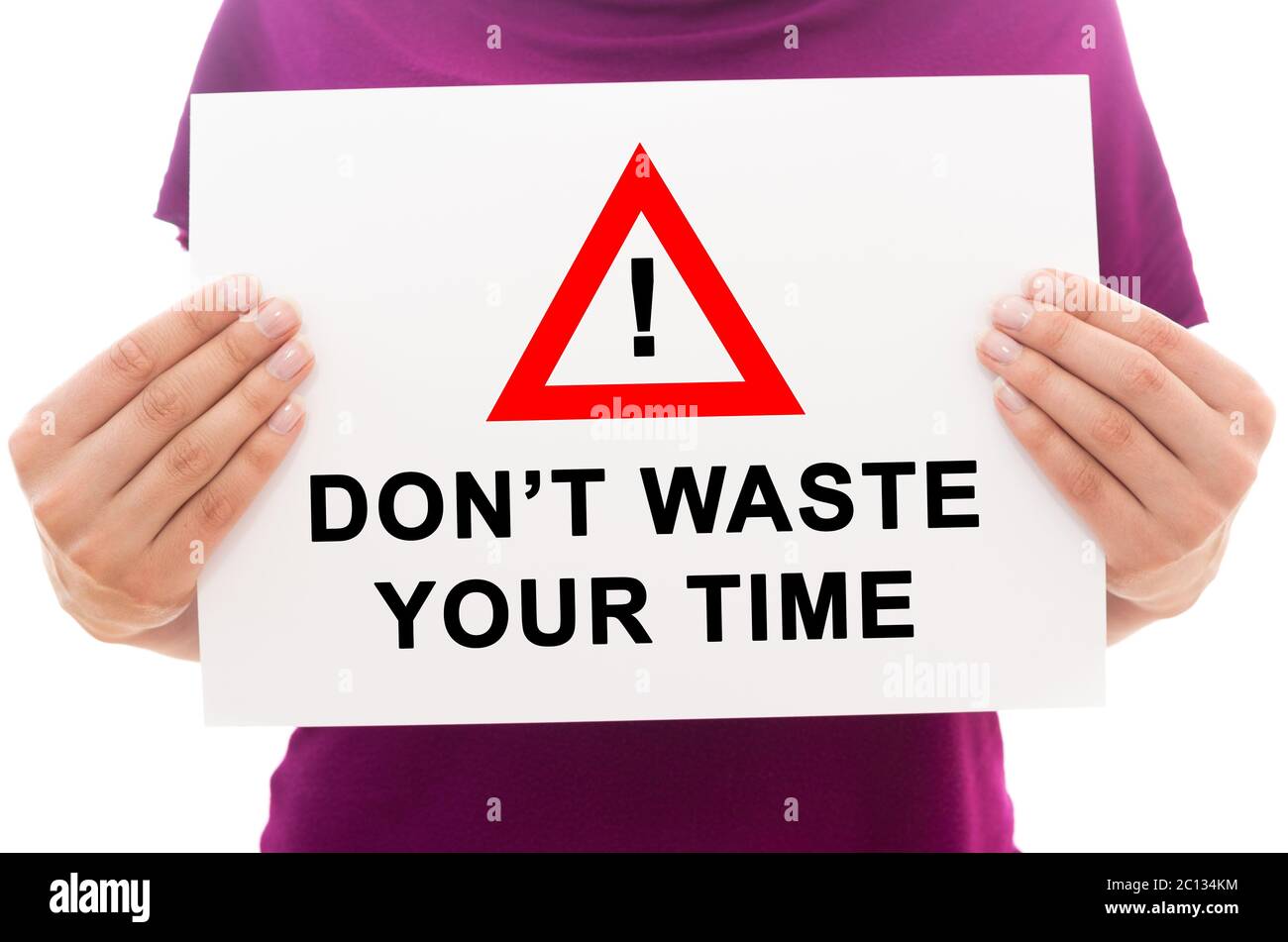 Mädchen mit weißem Papierblatt mit Text Verschwenden Sie Ihre Zeit nicht Stockfoto