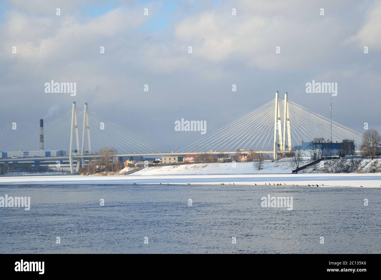 Kabel blieb Brücke und Neva Fluss. Stockfoto