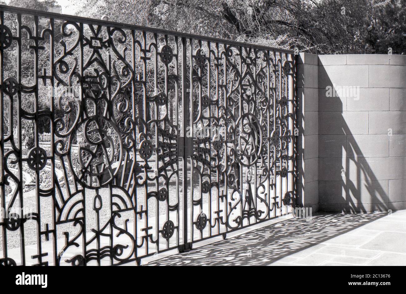 Hyde Park, Sydney, Australien 1977: Die Wappen und Wappentier von König George V. und König George VI. Sind Teil des Entwurfs der für ihren Besuch im Februar 1954 errichteten und von Königin Elizabeth II. Freigeschalteten Gedenktore Sandringham Garden im Hyde Park, Sydney wird auf der Rückseite gezeigt Stockfoto