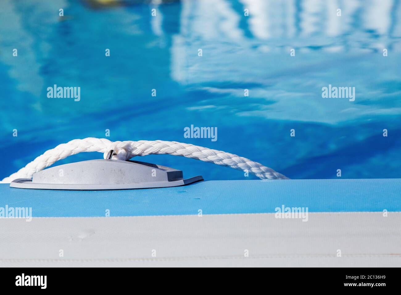 Aufblasbarer Swimmingpool über dem Boden Stockfoto