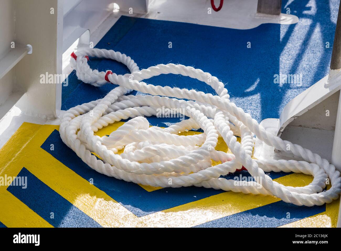Weißes Seil auf dem Deck einer Passagierfähre Stockfoto