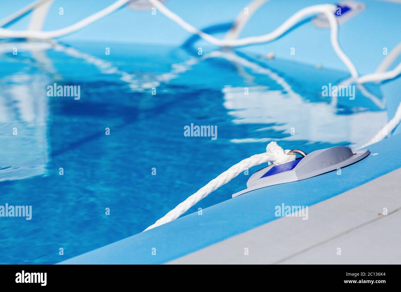 Aufblasbarer Swimmingpool über dem Boden Stockfoto
