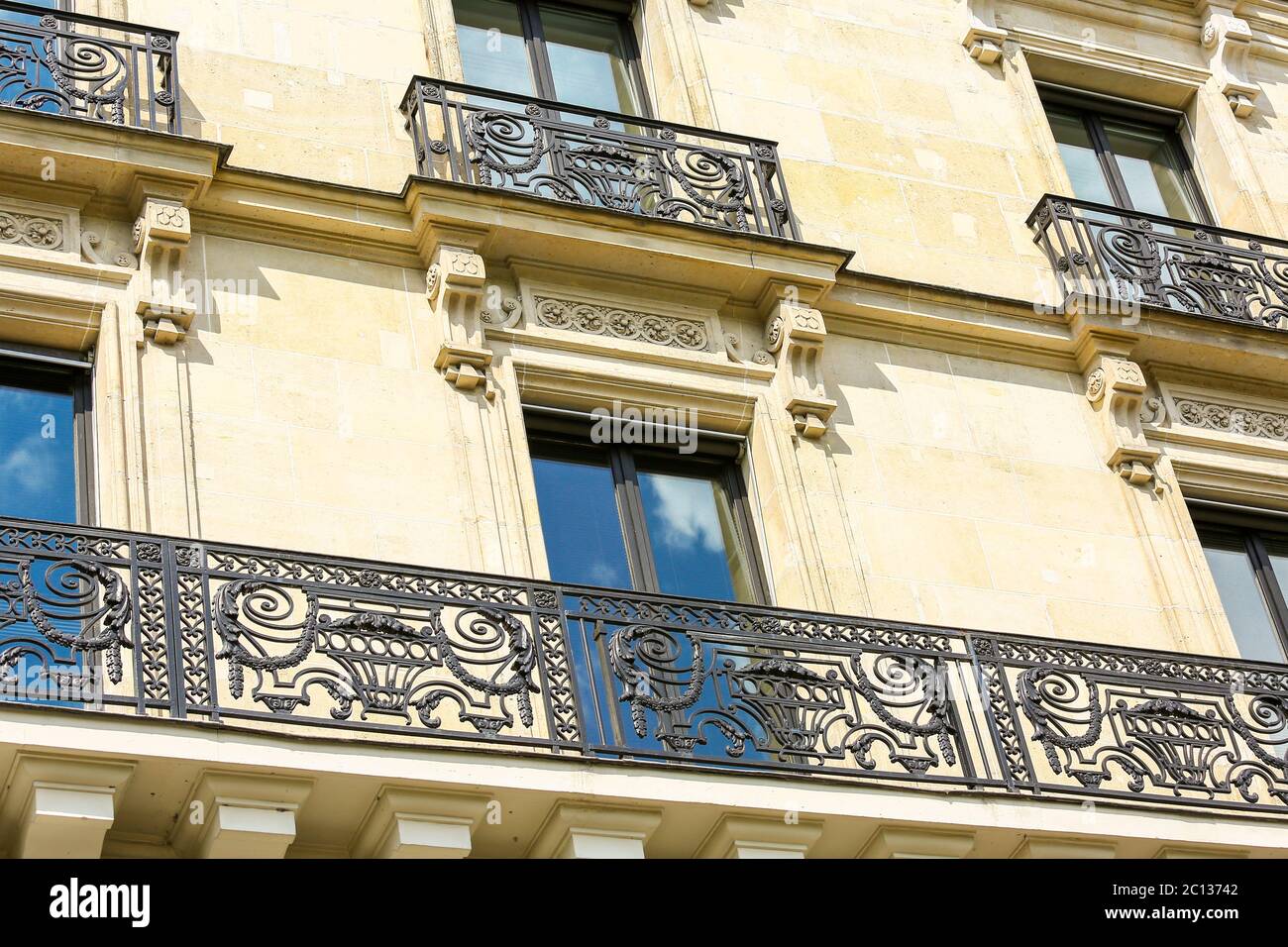 Fassade eines traditionellen Apartment-Gebäude in Paris, Frankreich Stockfoto