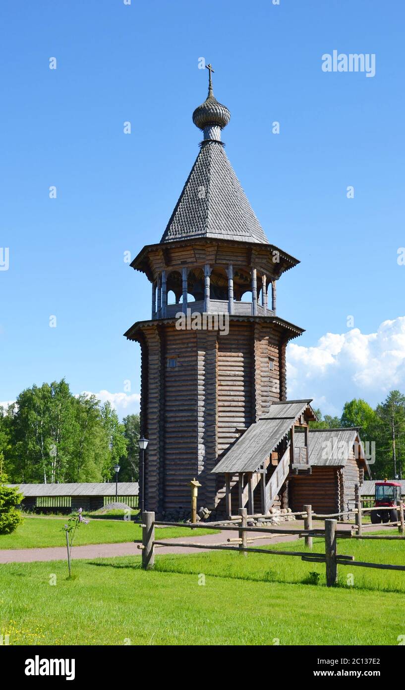 Glockenturm im Komplex Manor Bogoslovka im Stil der russischen Holzarchitektur. Stockfoto
