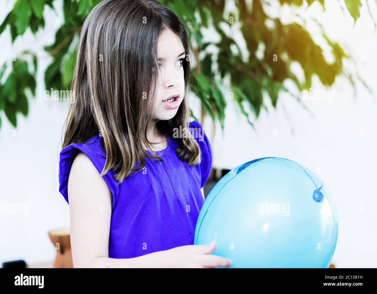 Portrait von sehr niedlichen Mädchen spielen mit einem blauen Ballon Stockfoto