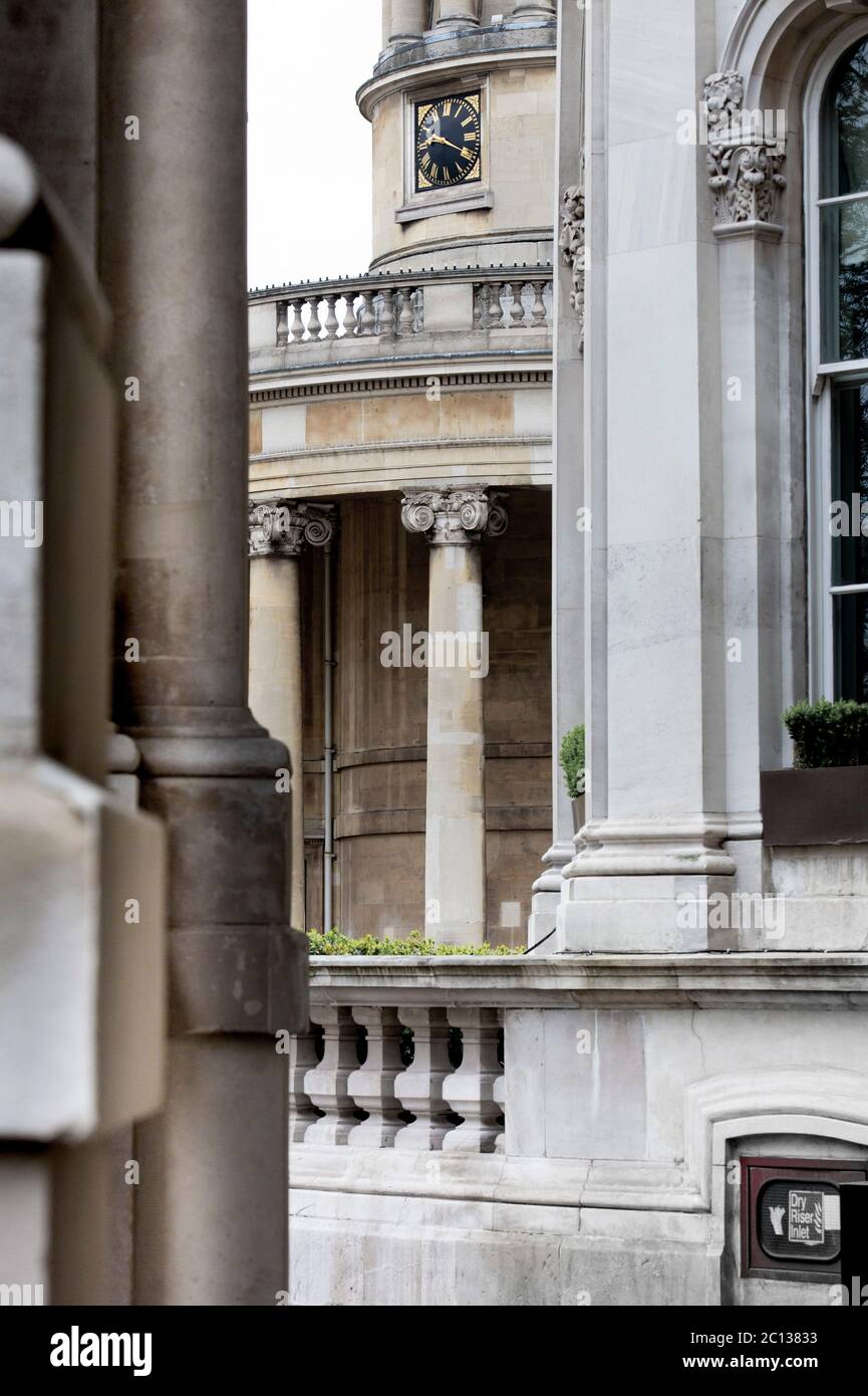 Georgianische Architektur des 19. Jahrhunderts. Ein Blick durch den Portikus des Langham Hotels von John Giles, zu einem Blick auf die All Souls Kirche von John Nash. Stockfoto