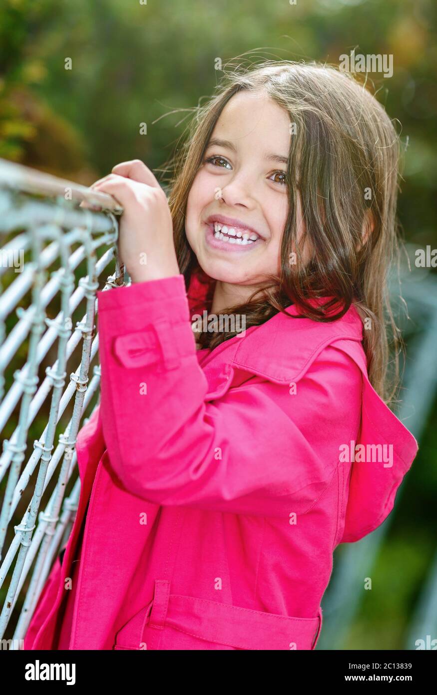 Nettes Kind mit Garten auf dem Hintergrund Stockfoto