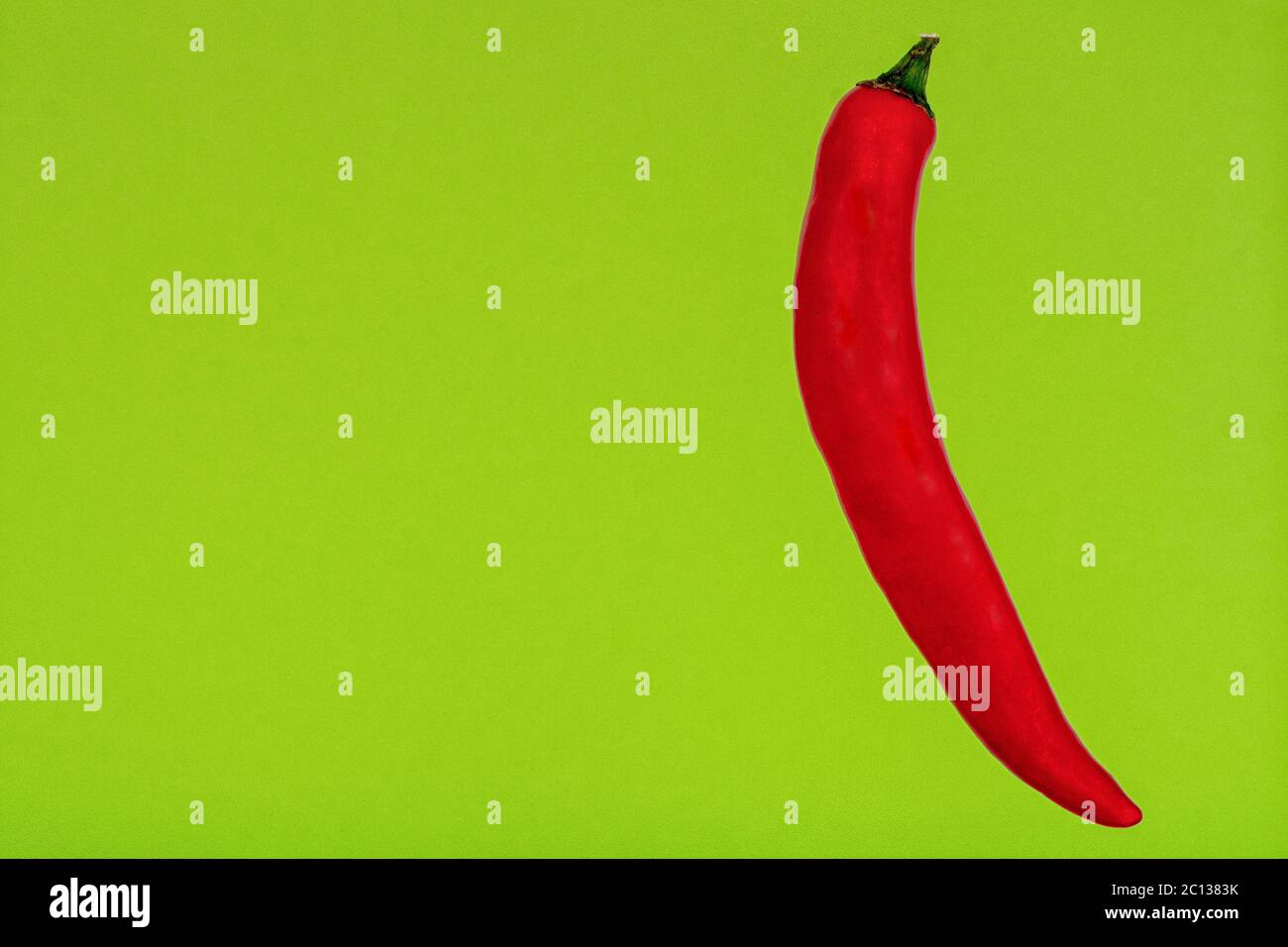 Rote Chilischote auf grünem Hintergrund Stockfoto