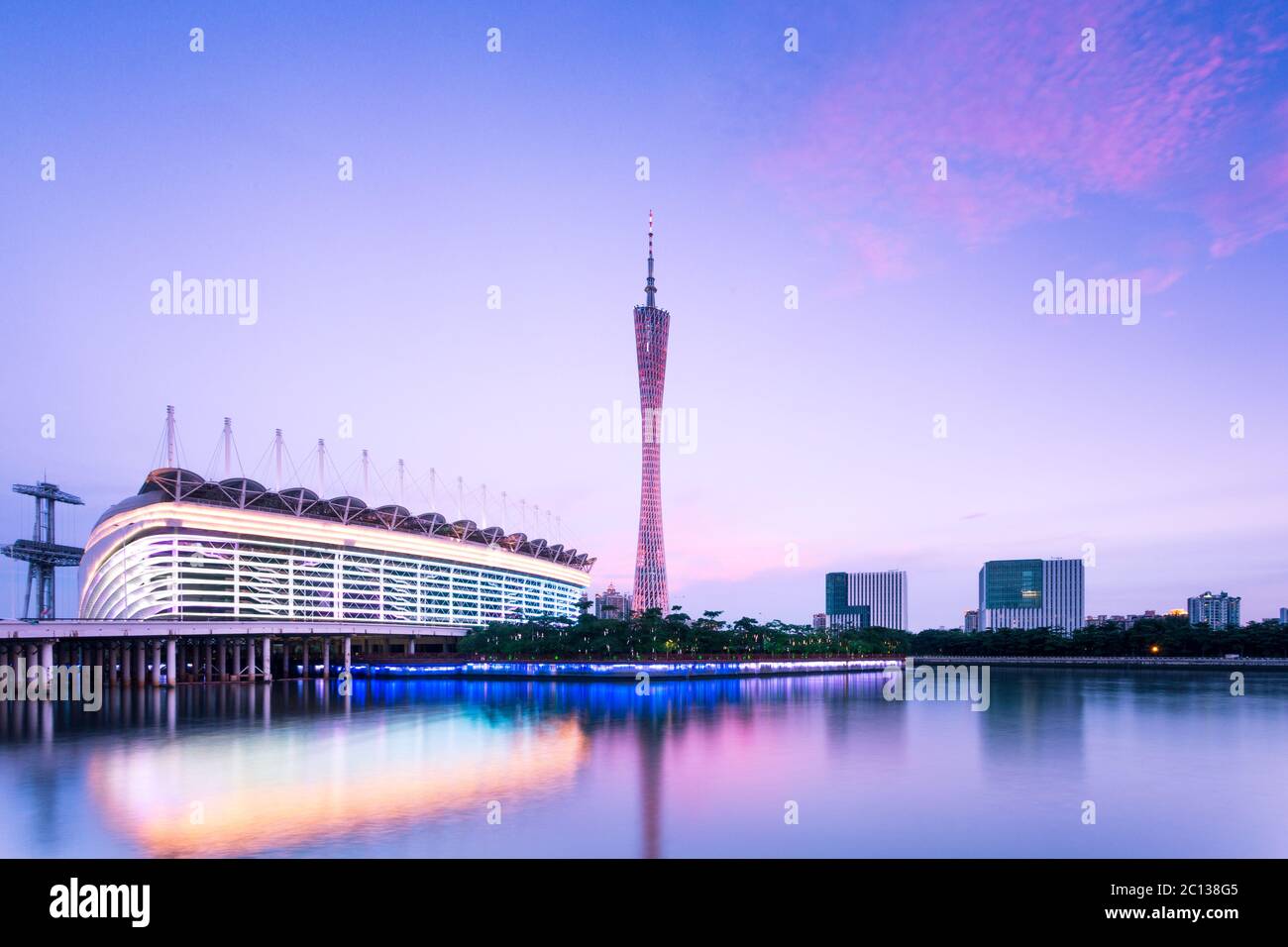 Moderne Gebäude und guangzhou Turm in der Nähe des Flusses in guangzhou Stockfoto