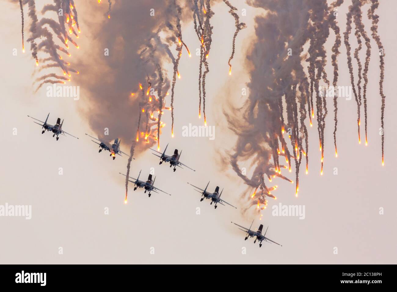 Suchoi Su-27 Flugzeuge der militärischen Luftstreitkräfte Russlands führen Kunstflug bei einer Airshow Russian Knights Stockfoto