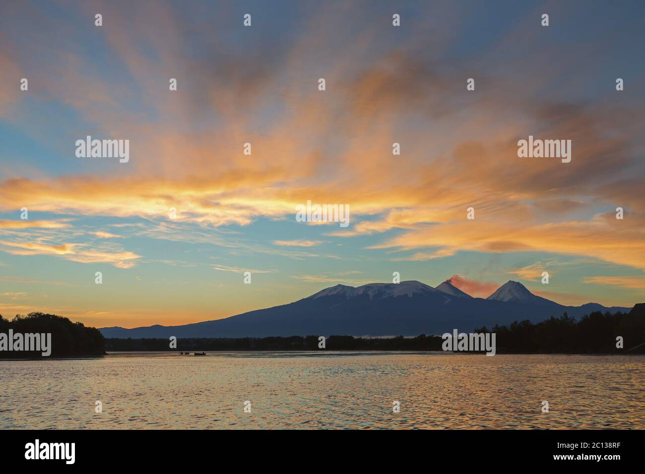 Schönen Sonnenaufgang über Vulkane Kluchevskaya Gruppe mit Reflexion des Flusses Kamtschatka. Stockfoto