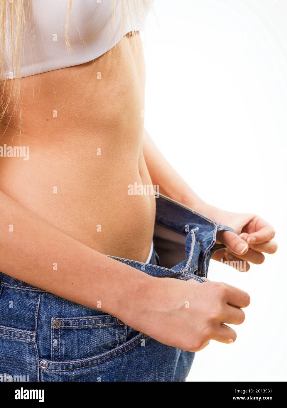 Schlanke Damen ziehen übergroße Jeans Stockfoto