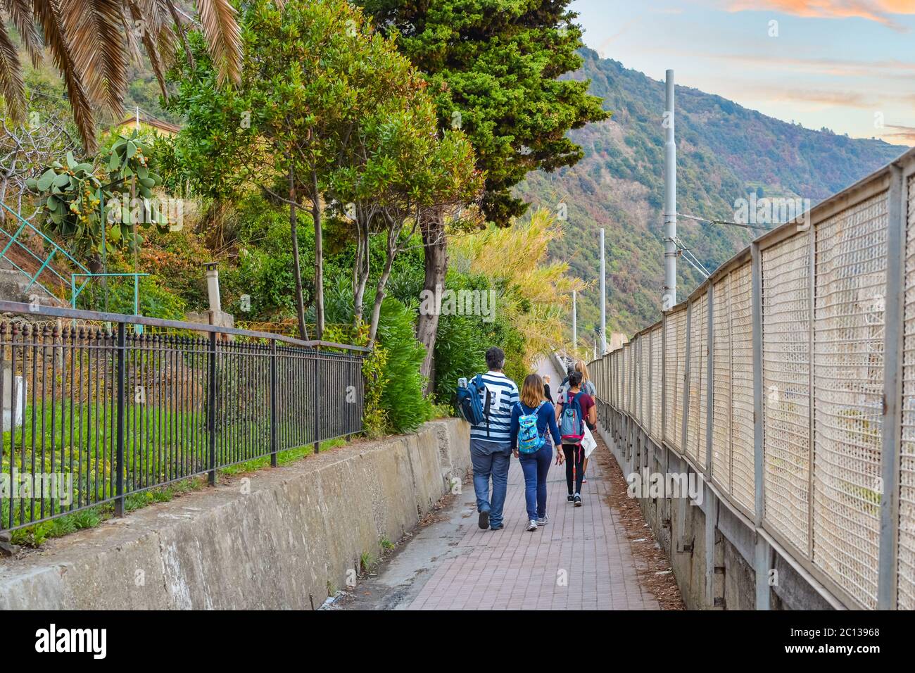 Touristen wandern den Wanderweg nach Corniglia, Italien, entlang der Küste Italiens an der Cinque Terre Stockfoto