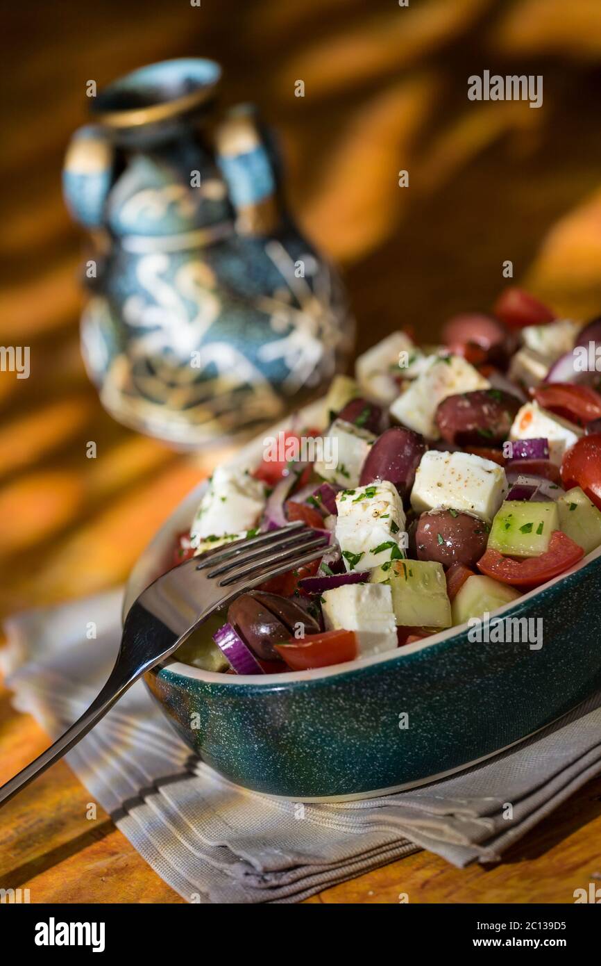 Griechischer Salat mit Feta Tomaten Gurken Oliven und Zwiebeln mit ...