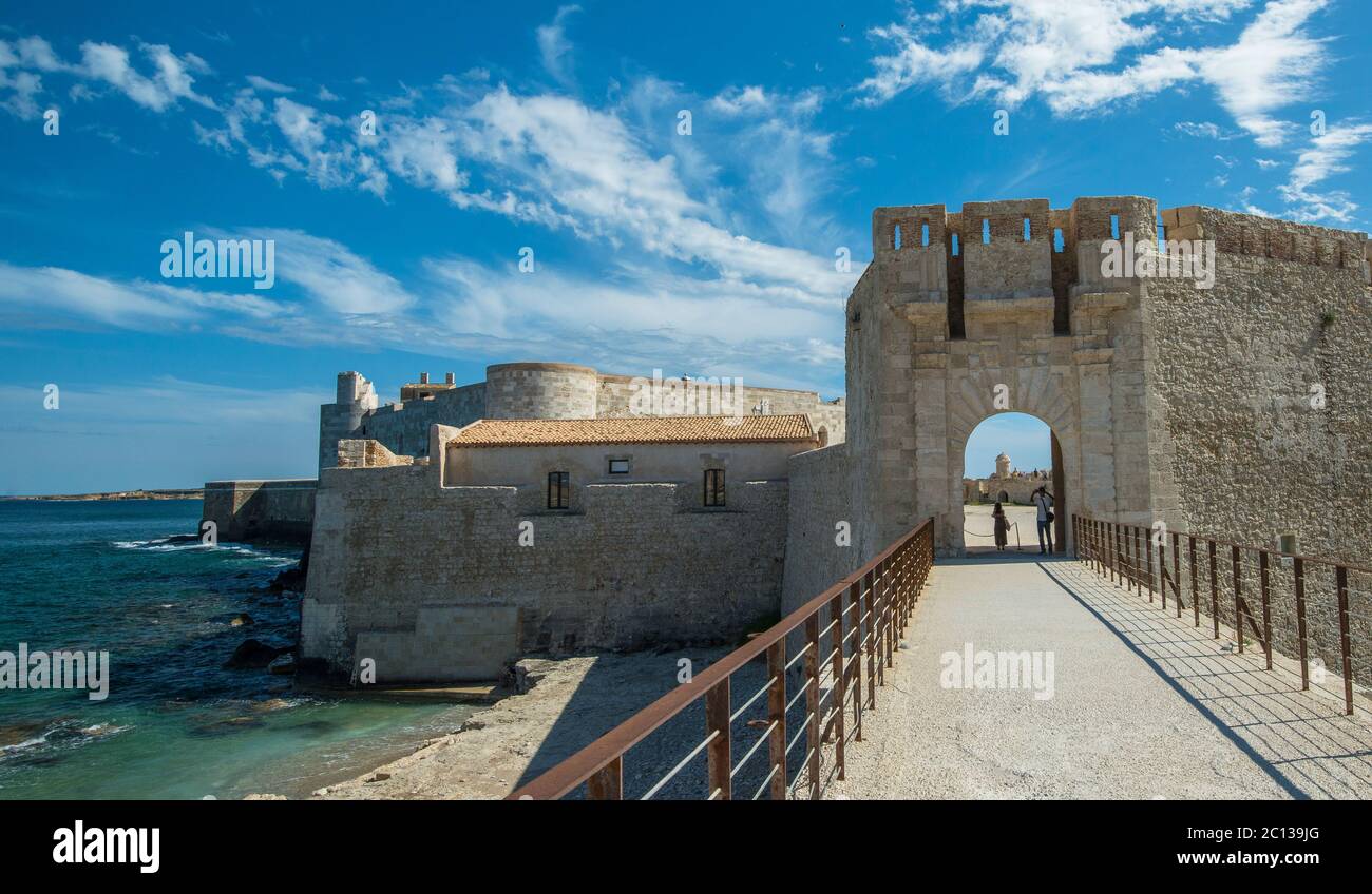 Castello Maniace ist eine Zitadelle und eine alte Burg auf der Insel Ortigia, Syrakus, Sizilien, Italien Stockfoto