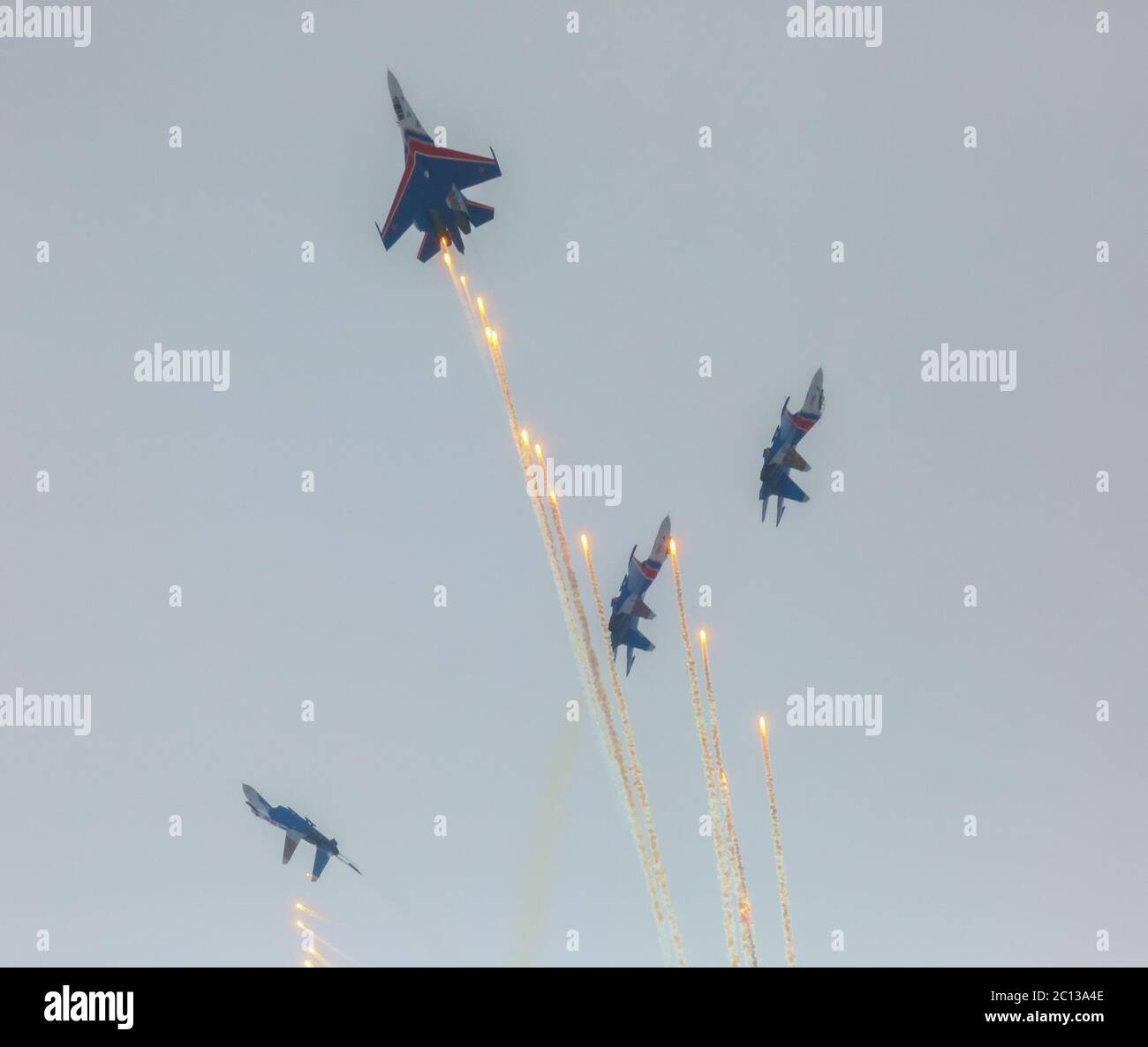 Suchoi Su-27 Flugzeuge der militärischen Luftstreitkräfte Russlands führen Kunstflug bei einer Airshow Russian Knights Stockfoto