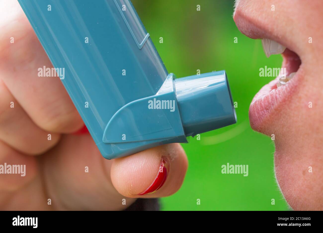 Nahaufnahme einer Frau mit Asthma-Aerosol Stockfoto