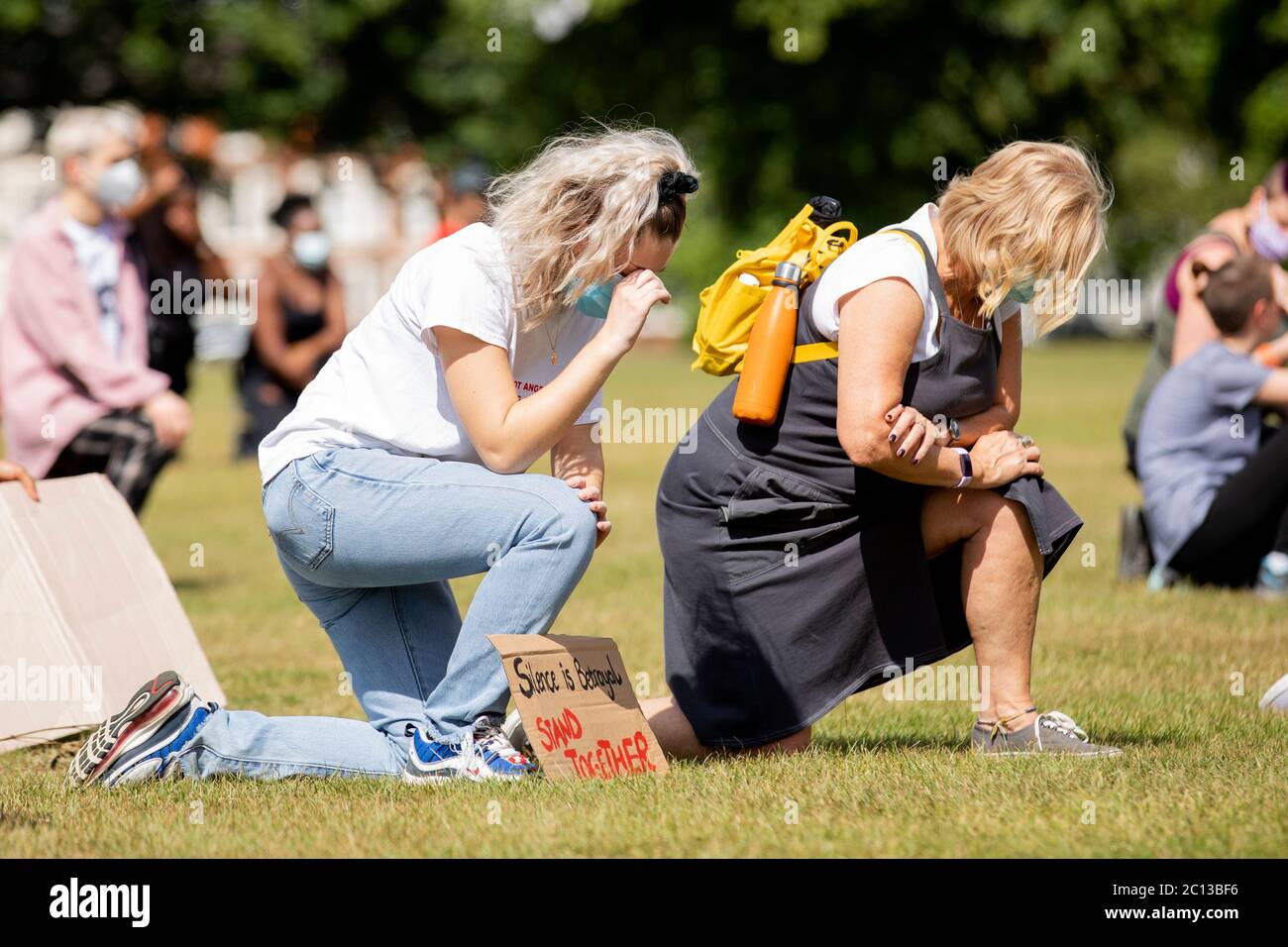 NORTHAMPTON, Großbritannien - 13. JUNI friedliche Demonstranten versammeln sich am Samstag, 13. Juni 2020, im Stadtzentrum von Northampton zur Demonstration der Angelegenheit der Schwarzen Leben. (Kredit: MI Nachrichten & Sport /Alamy Live Nachrichten Stockfoto