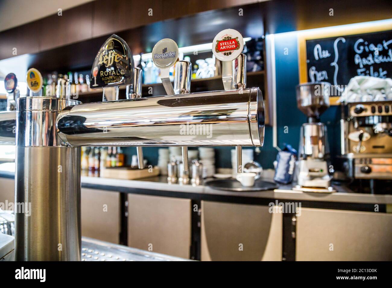 La Defense, Frankreich - 17. Juli 2016: Fassbier in einem großen traditionellen französischen Restaurant in der Verteidigungsstadt, der größten Stadt Stockfoto