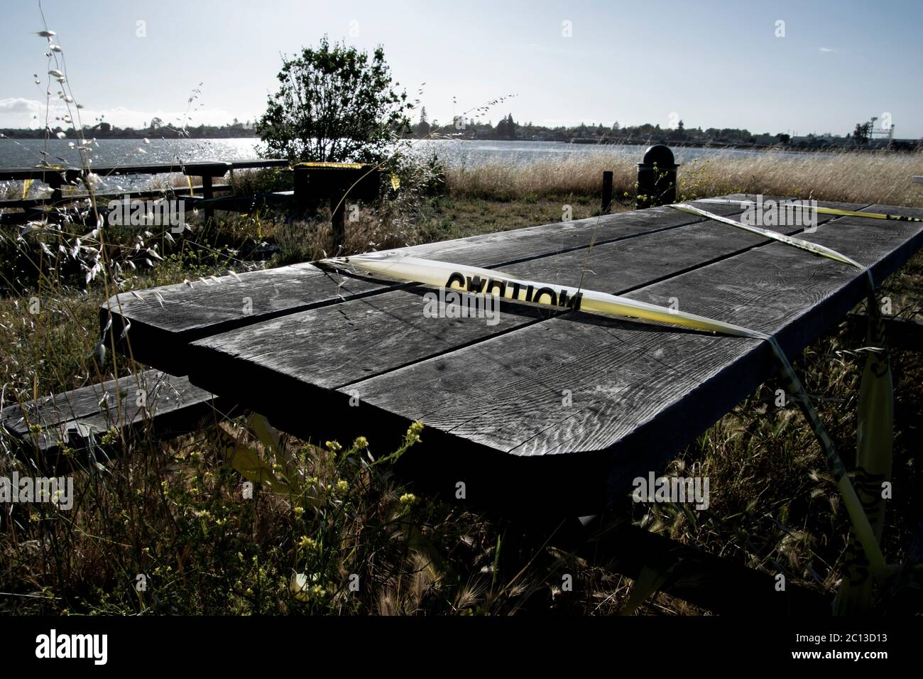 Ein abgeschlossener Picknickbereich mit Schutzband, der die Tische in Oakland, Kalifornien, am 19. Mai 2020 bedeckte. Stockfoto