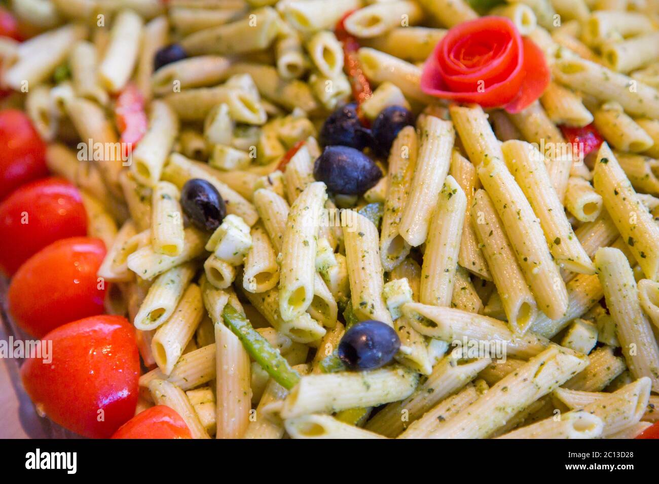 Nudelsalat aus Penne und Gemüse Stockfoto