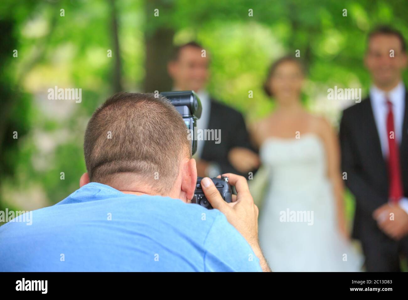 Hochzeitsfotograf in Aktion, ein Foto von Braut und Bräutigam Stockfoto