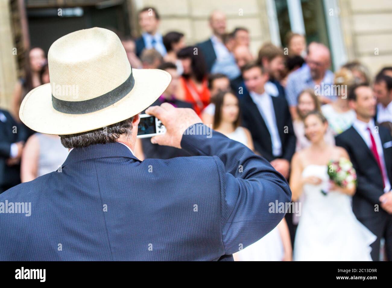 Gast, der während der Hochzeit ein Foto von der Familie mit seinem Telefon gemacht hat Stockfoto