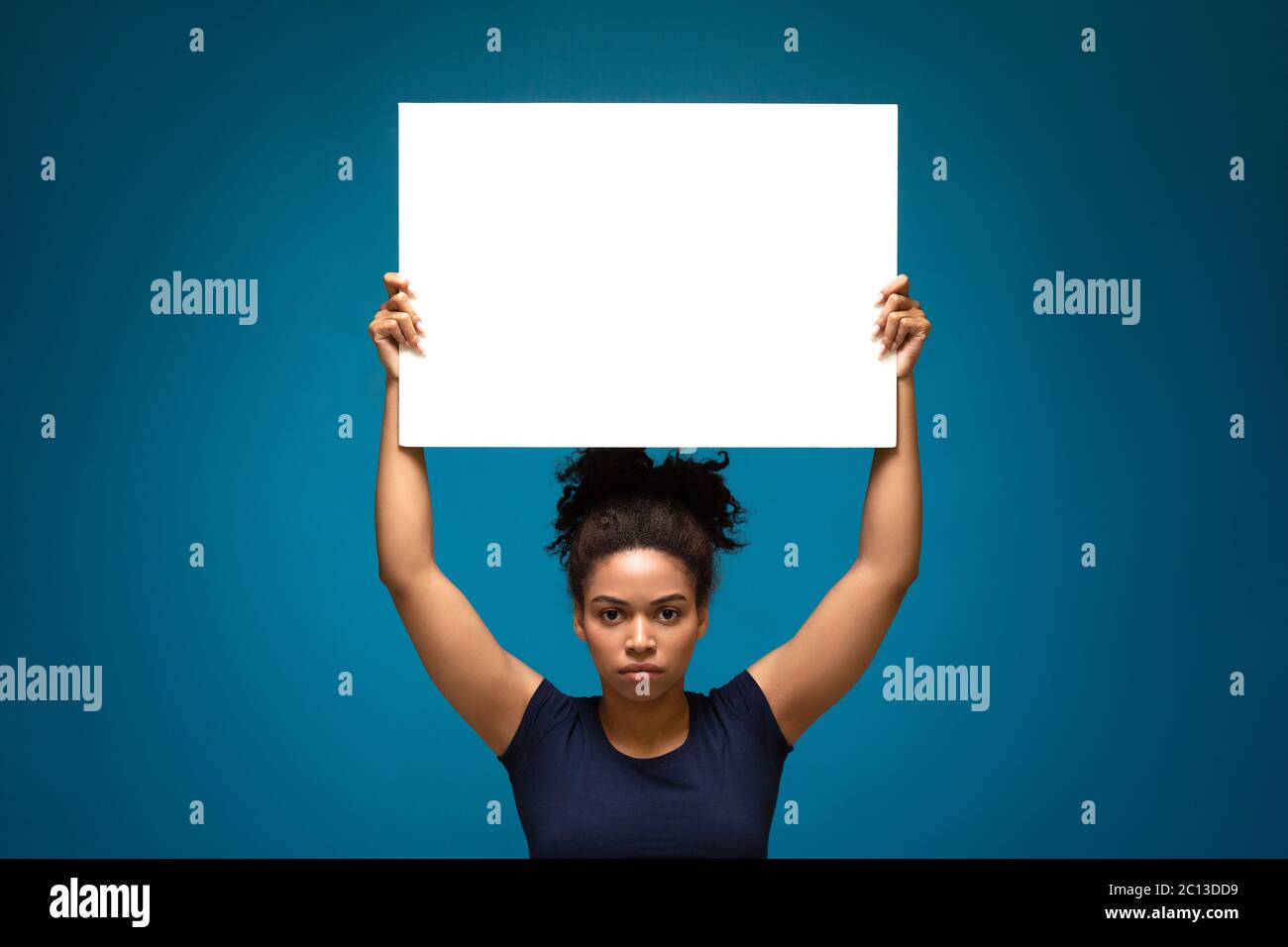afroamerikanische Frau protestiert mit leerem Plakat, Stockfoto