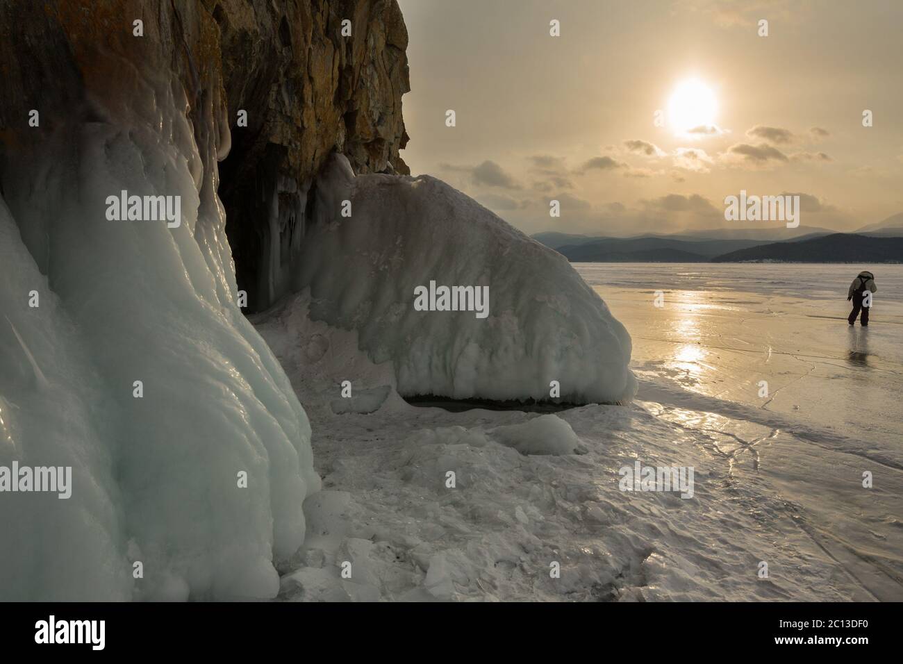 Frost vor der Grotte im Felsen. Sonnenuntergang Winterlandschaft im Baikalsee. Stockfoto