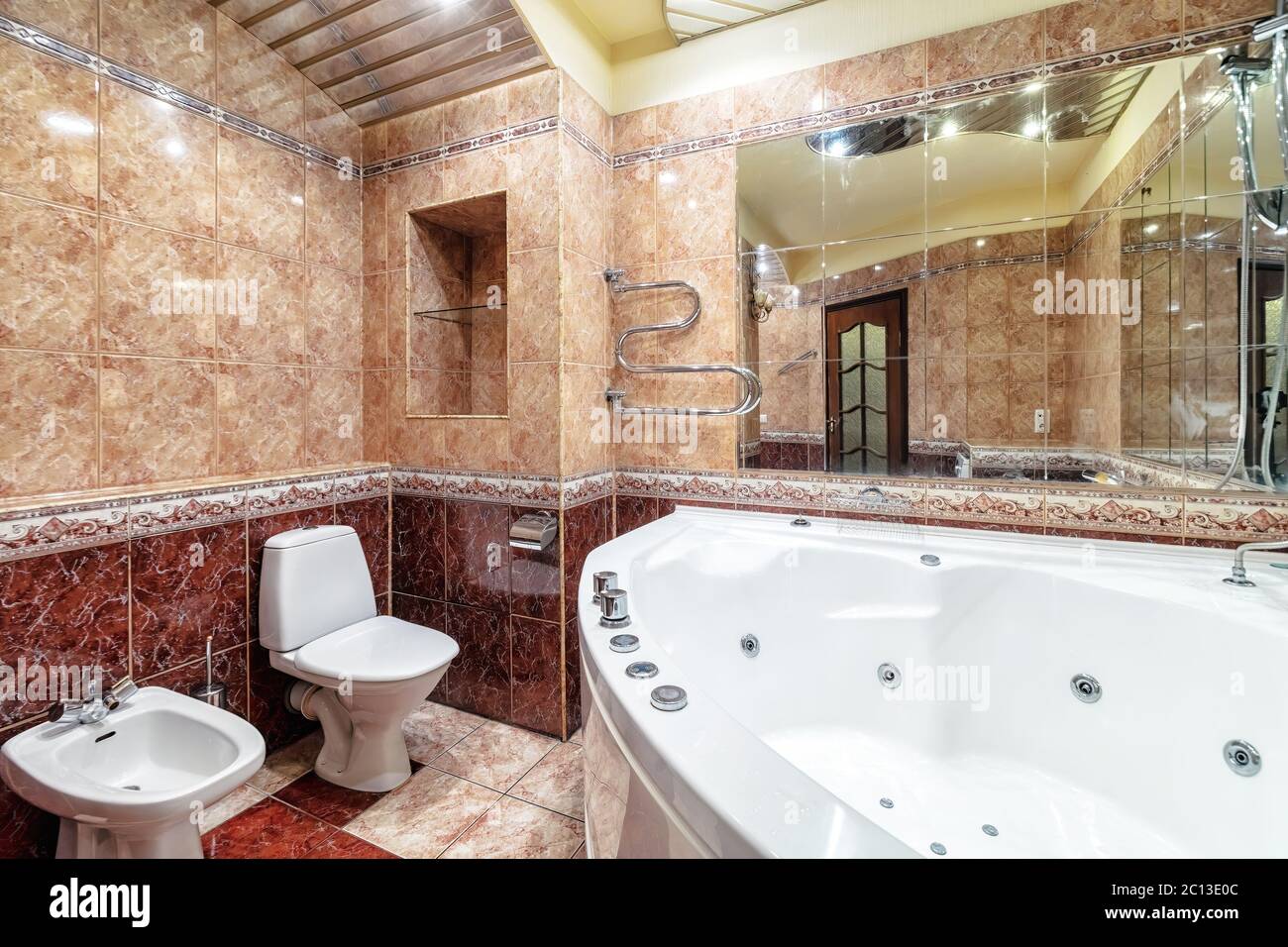 Geräumige neue leere Whirlpool Badewanne im Badezimmer mit modernen Fliesen Stockfoto