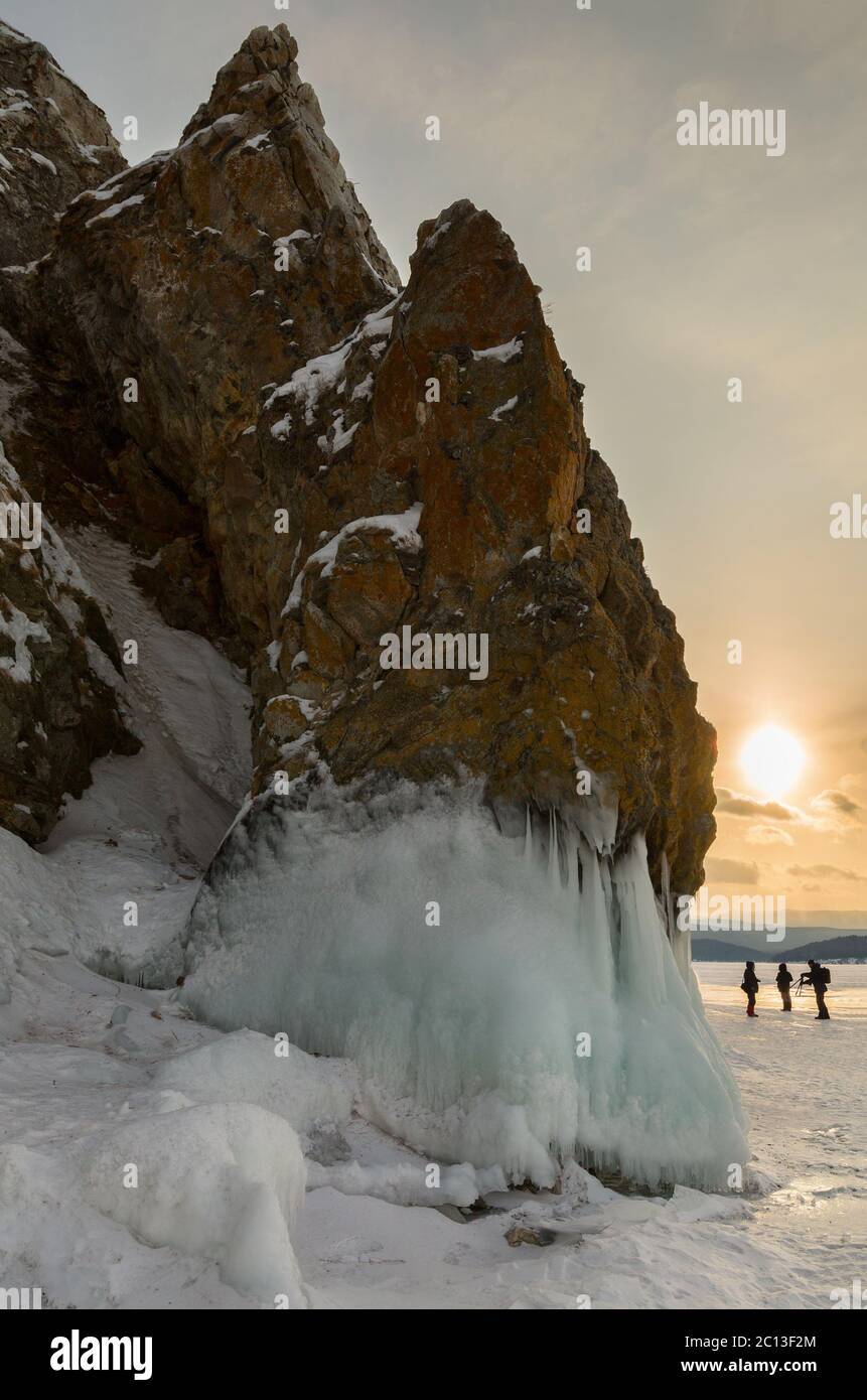 Schöne Eiszapfen auf Felsen bei Sonnenaufgang. Winterlandschaft im Baikalsee. Stockfoto