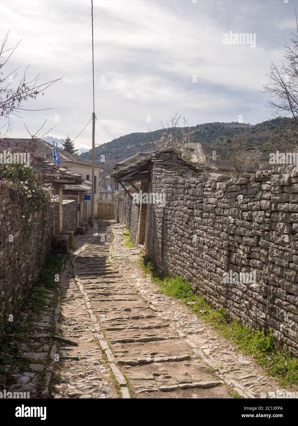 Traditionelles Dorf Monodendri mit einem Kloster in Vikos Schlucht, Epirus - Griechenland Stockfoto