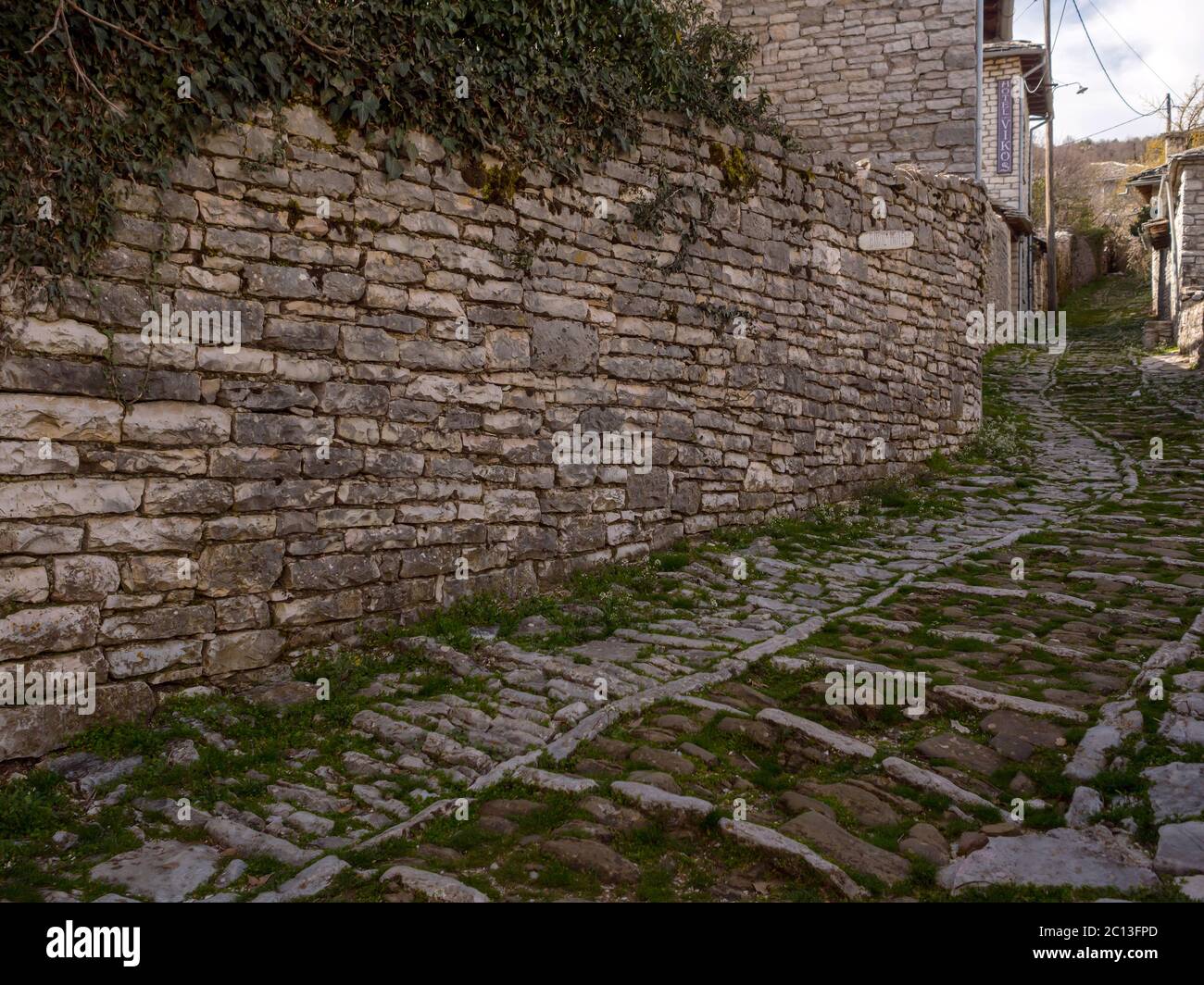 Traditionelles Dorf Monodendri mit einem Kloster in Vikos Schlucht, Epirus - Griechenland Stockfoto