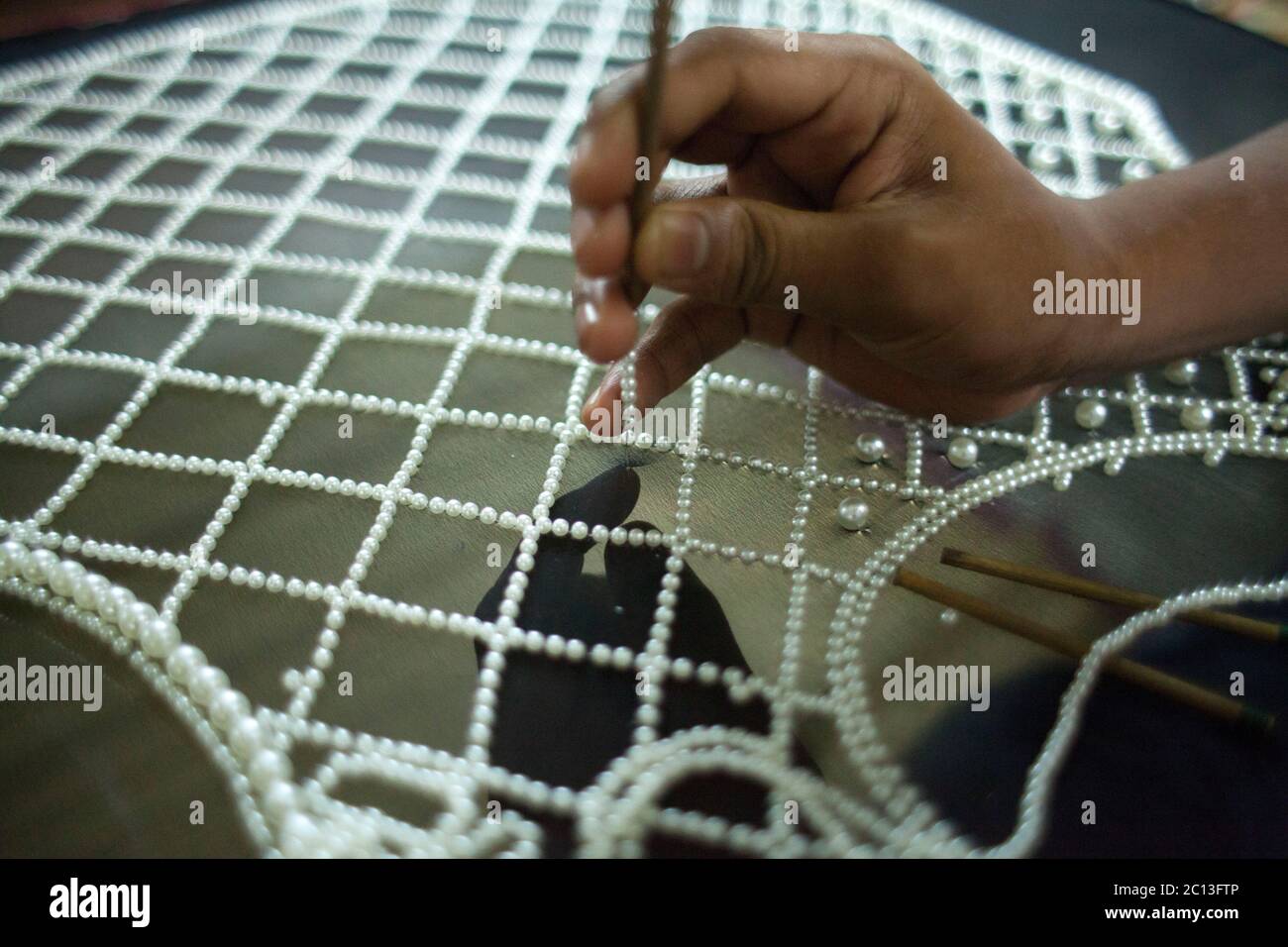 DHAKA, BANGLADESCH 2. Juli : Arbeiter näht sich einen Mantel zum Verkauf vor dem Eid Al Fitr Festival in Dhaka am 02. Juli 2015. Ramadan ist der größte Spendin Stockfoto