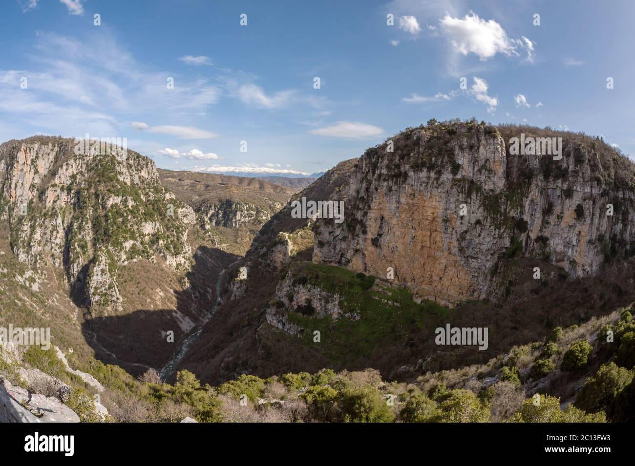 Panoramablick auf die Vikos Schlucht in den Pindos Bergen, Epirus Region, Griechenland Stockfoto
