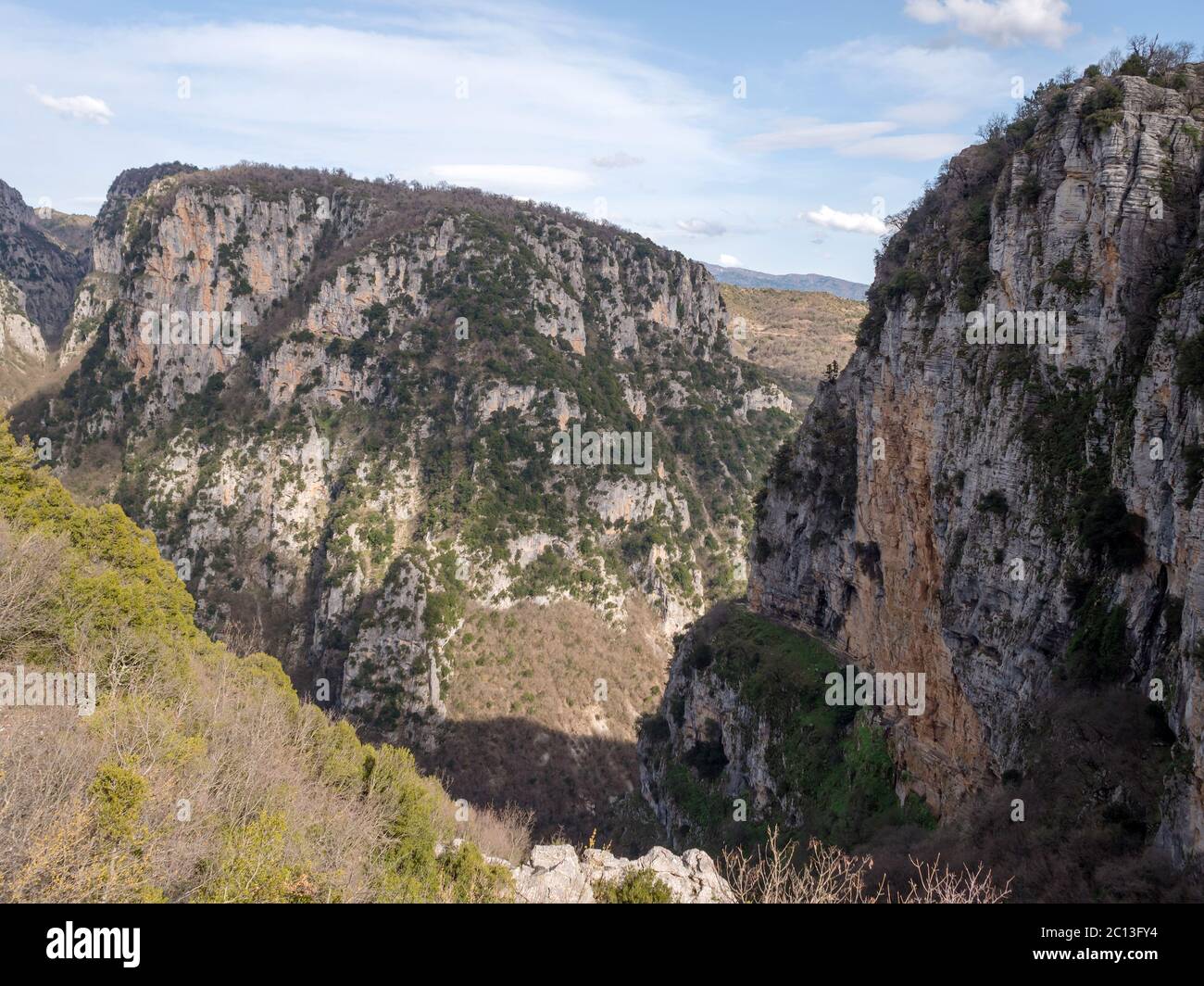 Panoramablick auf die Vikos Schlucht in den Pindos Bergen, Epirus Region, Griechenland Stockfoto