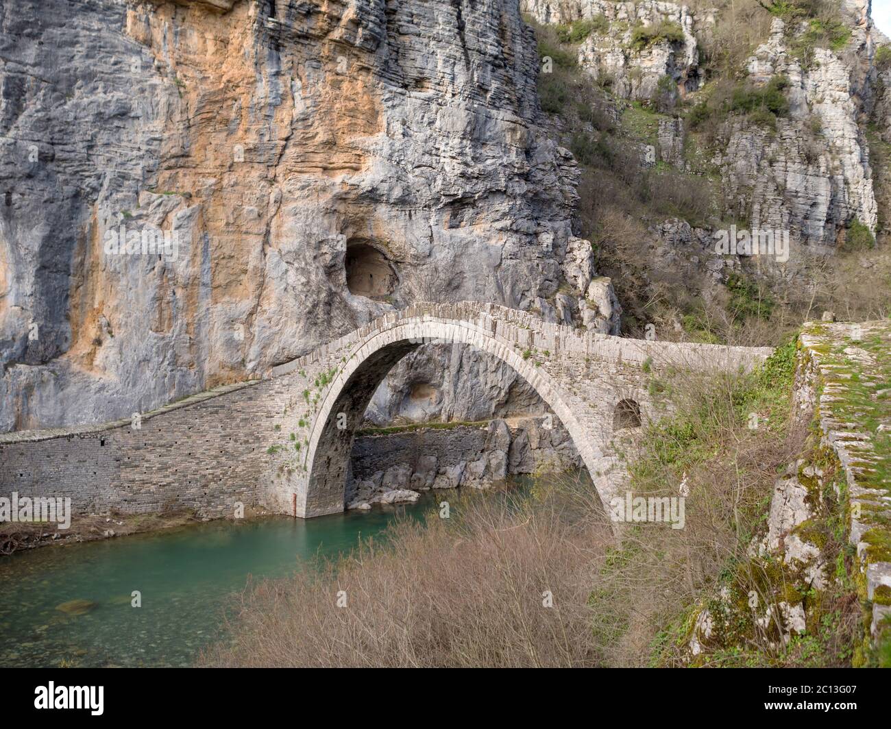 Alte Steinbogenbrücke namens kokkori auf Vikos Canyon, Zagorochoria, Griechenland Stockfoto