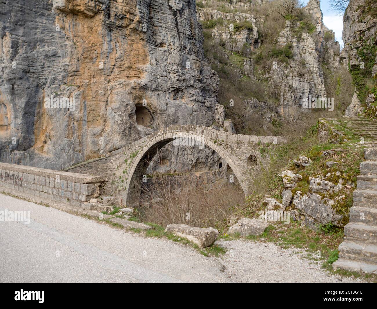 Alte Steinbogenbrücke namens kokkori auf Vikos Canyon, Zagorochoria, Griechenland Stockfoto