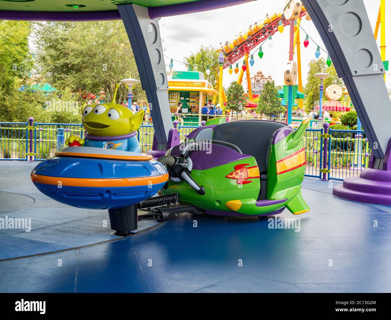 ORLANDO, FLORIDA – 1. Juli 2018 – Alien Swirling Saucers Ride Vehicle in Toy Story Land in Hollywood Studios, Walt Disney World, Eröffnung Juni Stockfoto