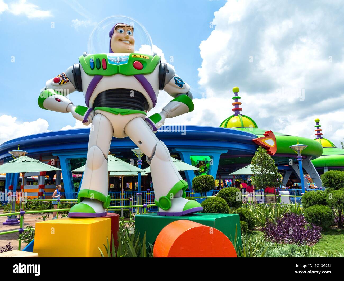 ORLANDO, FLORIDA – 1. Juli 2018 – Buzz Lightyear vor Alien wirbelnde Untertassen in Toy Story Land in Hollywood Studios, Walt Disney World, Grand Stockfoto