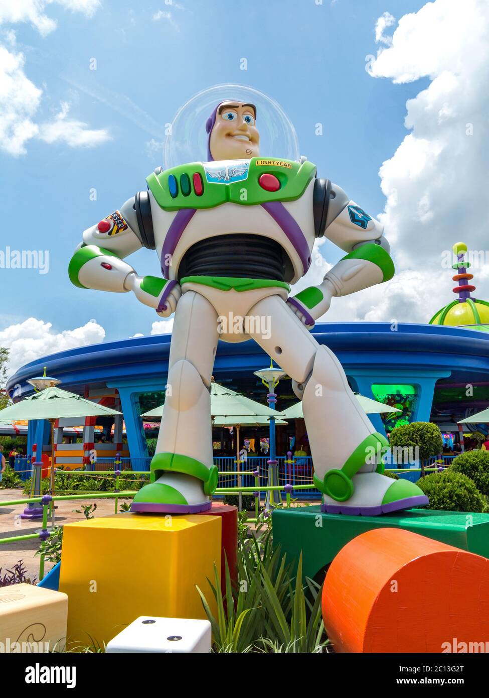 ORLANDO, FLORIDA – 1. Juli 2018 – Buzz Lightyear vor Alien wirbelnde Untertassen in Toy Story Land in Hollywood Studios, Walt Disney World, Grand Stockfoto