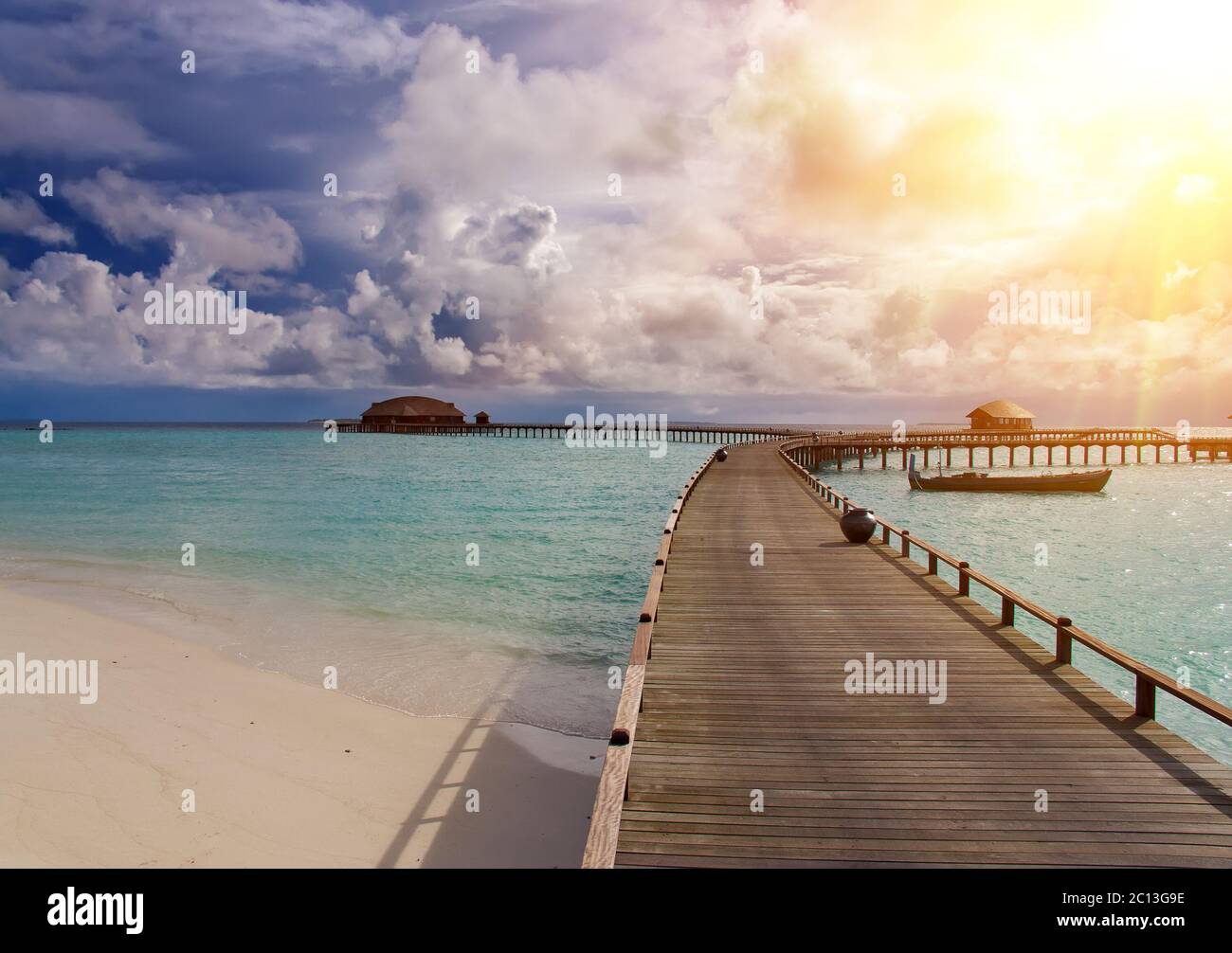 Malediven. Das türkisfarbene Meer in Sonnenschein und die Holzbrücke über das Wasser Stockfoto