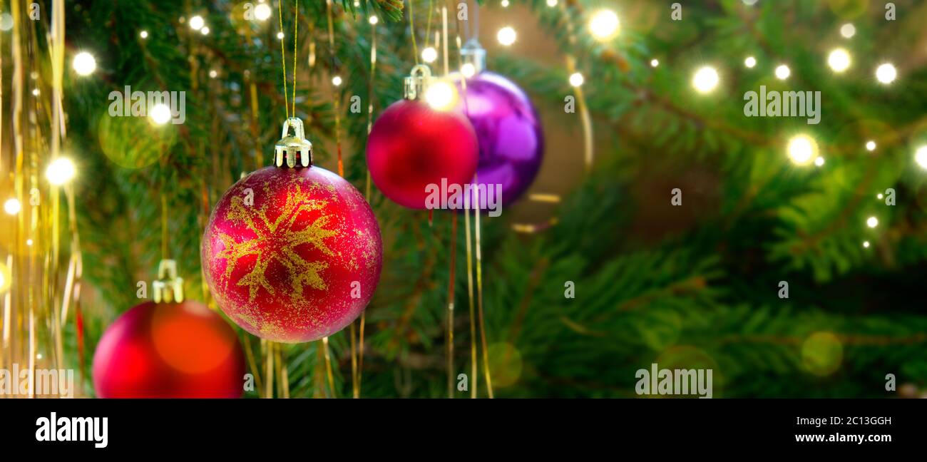 Bunte weihnachtskugeln isoliert auf grünen Tannenbaum Hintergrund. Stockfoto