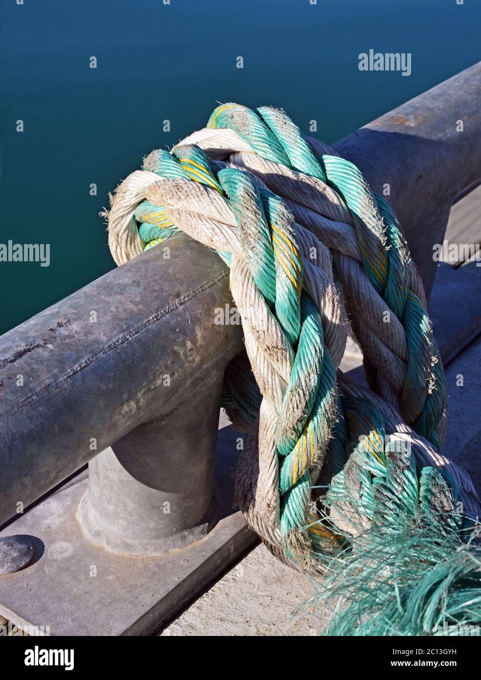 Seile & Boote - Nahaufnahme Detail eines massiven geflochtenen nautischen Plastikseil. Stockfoto