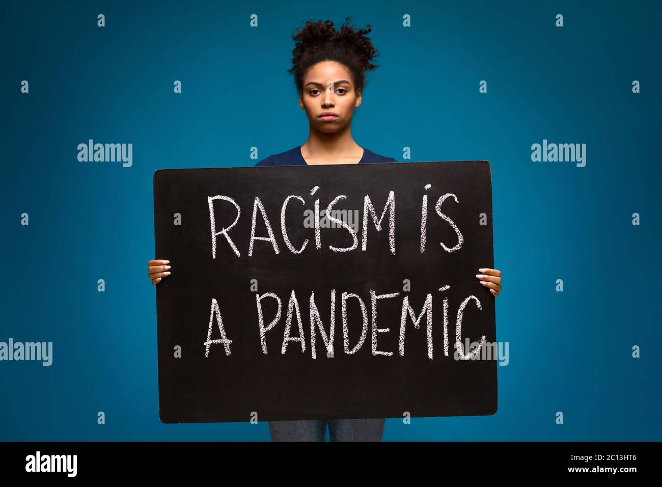 Schwarze Frau hält Protest Plakat Rassismus ist ein Virus Stockfoto