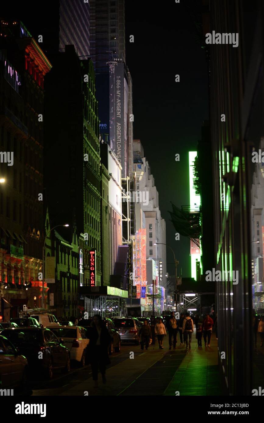Nachtleben Neonlicht lebendige Menschenanzeige in New York City Stockfoto