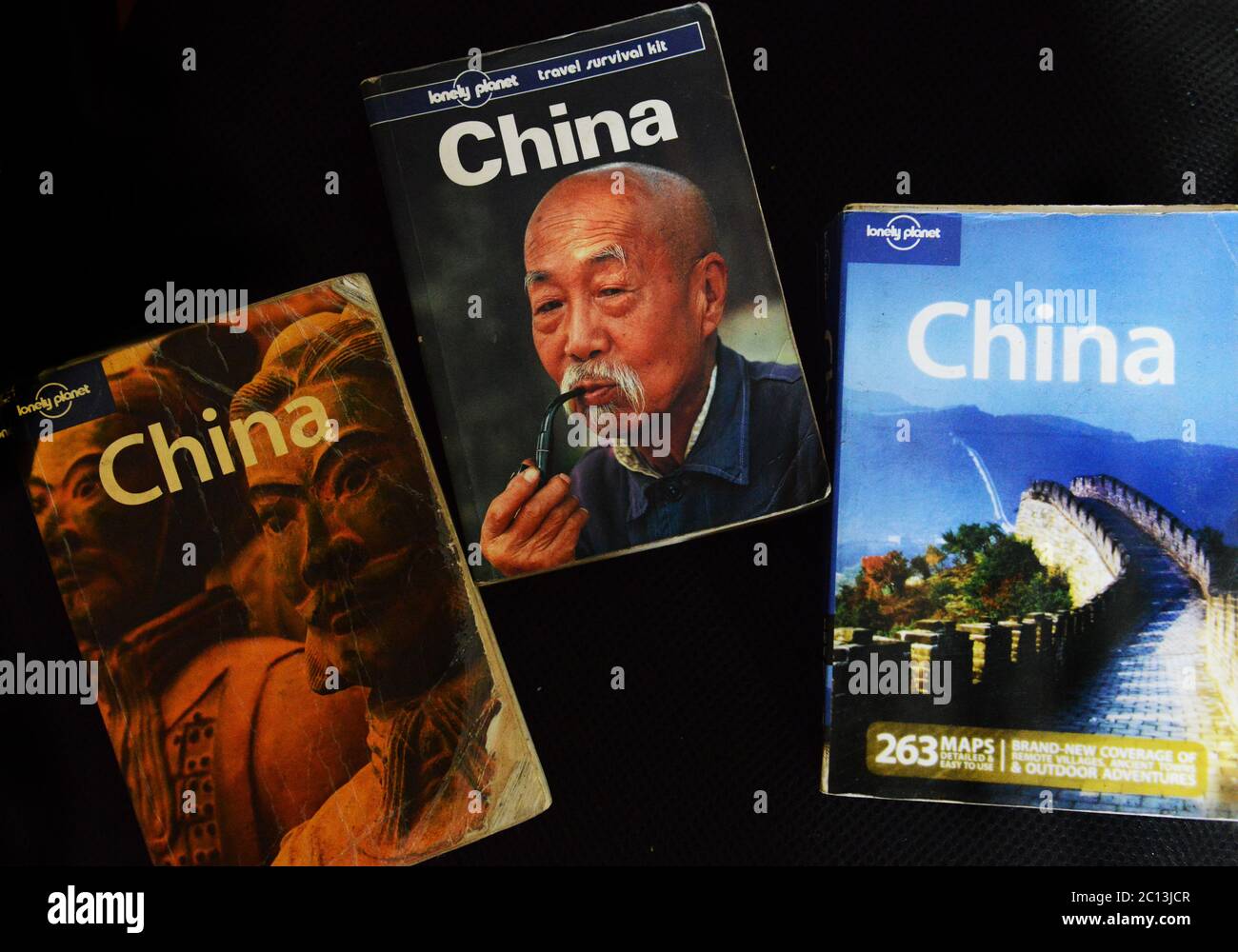 Einige der Lonely Planet China Reiseführer aus den letzten 25 Jahren. Stockfoto