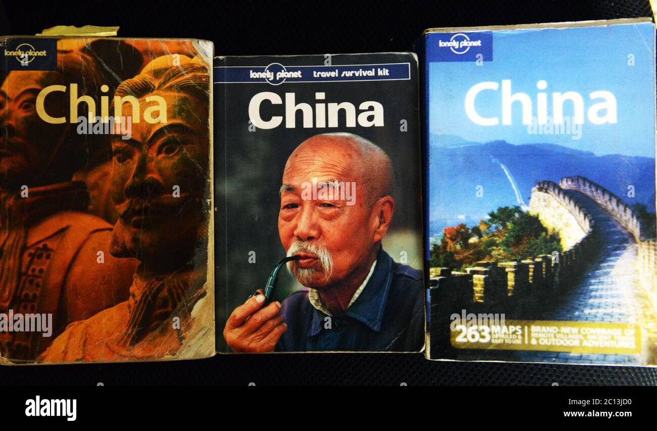 Einige der Lonely Planet China Reiseführer aus den letzten 25 Jahren. Stockfoto