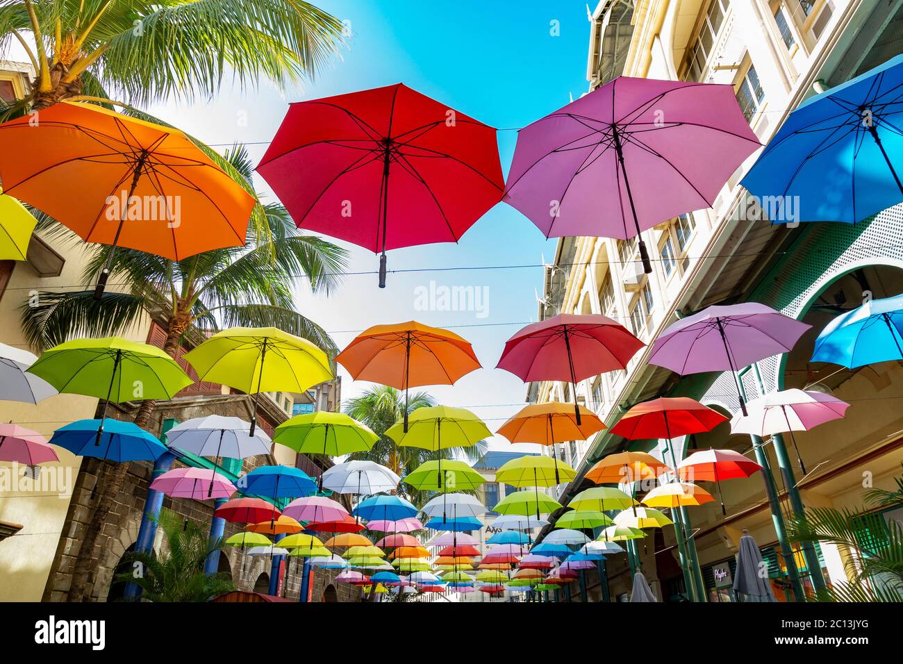 Bunte hängende Regenschirme in Caudan Waterfront, Mauritius Afrika Stockfoto